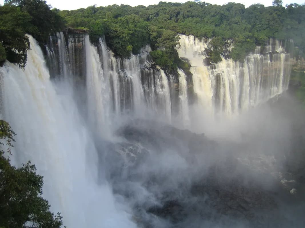 Chutes de Kalandula — voyages de points de vue, sentiers de randonnée au-dessus de la gorge, belvédères embrumés par les embruns