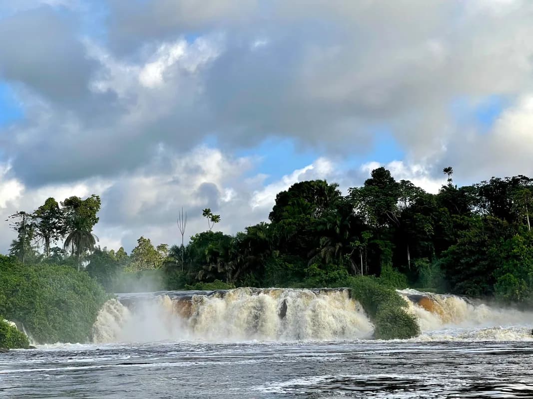 Kribi et chutes de Lobé — chutes de Lobé se jetant dans l'océan, kayak sur les rivières Lobé et Kienké, excursions en bateau jusqu'aux chutes