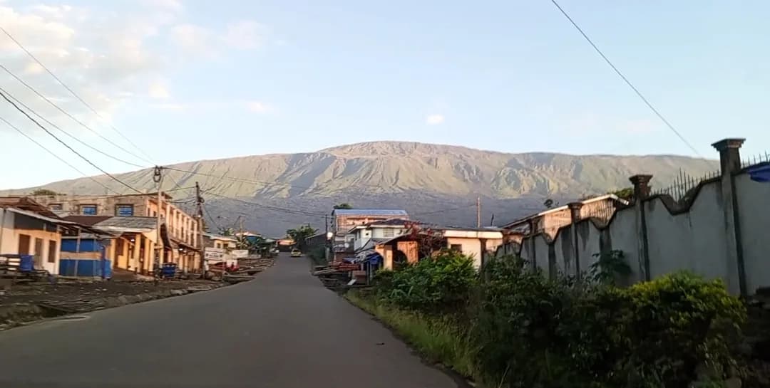 Mont Cameroun — ascension par la route du Guinness, route de Mann's Spring, ascensions de 2 à 4 jours