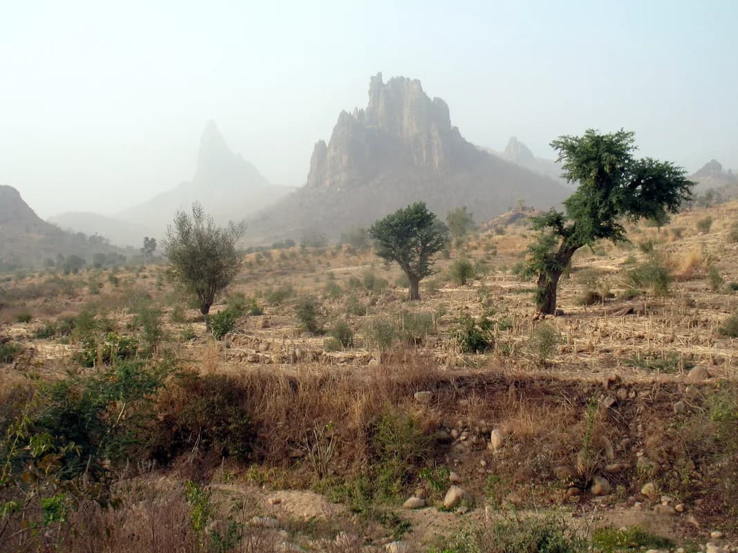 Monts Mandara — pitons de Rhumsiki, randonnées dans les villages Kapsiki, spectaculaires formations rocheuses volcaniques