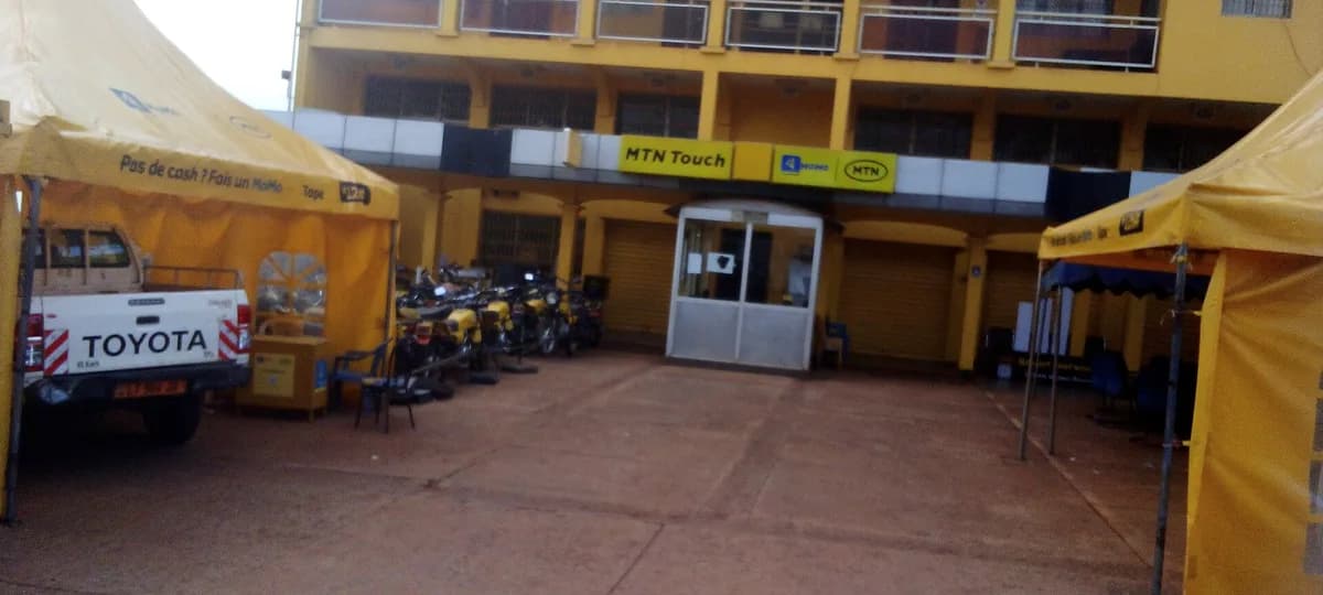 Bafoussam & Bamenda — craft markets, chieftaincy compounds
