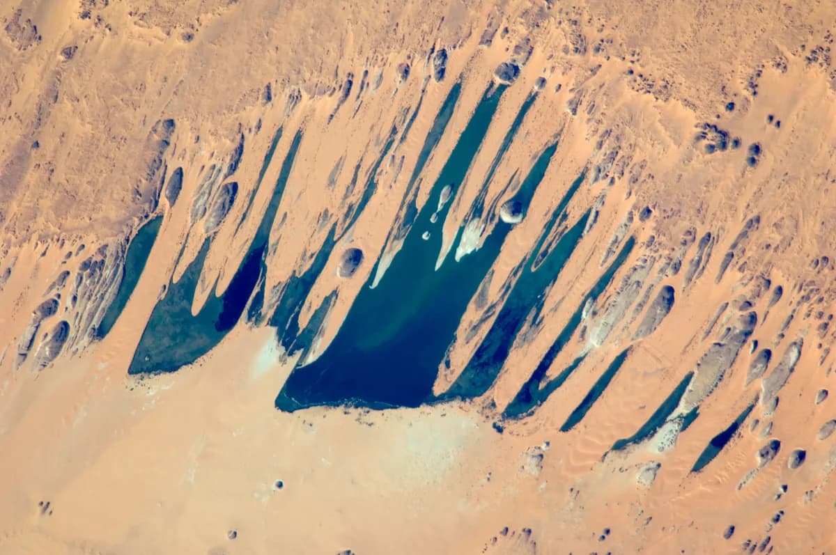 Lacs de l'Ounianga (UNESCO) — paysage d'oasis saisissant, voyages 4x4 axés sur la photographie, chaîne de lacs classée UNESCO