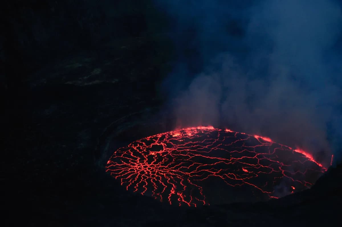 Mont Nyiragongo — plus grand lac de lave du monde, campement nocturne sur le rebord du cratère, dans le parc national des Virunga